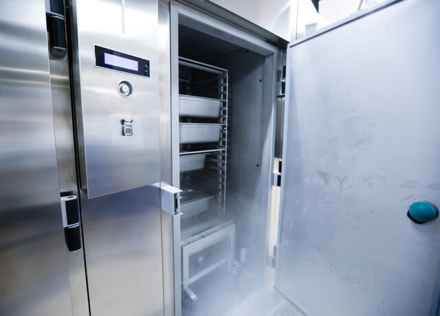 業務用冷凍庫の電気代はどれくらいかかる？相場や節約方法を解説｜EGR
