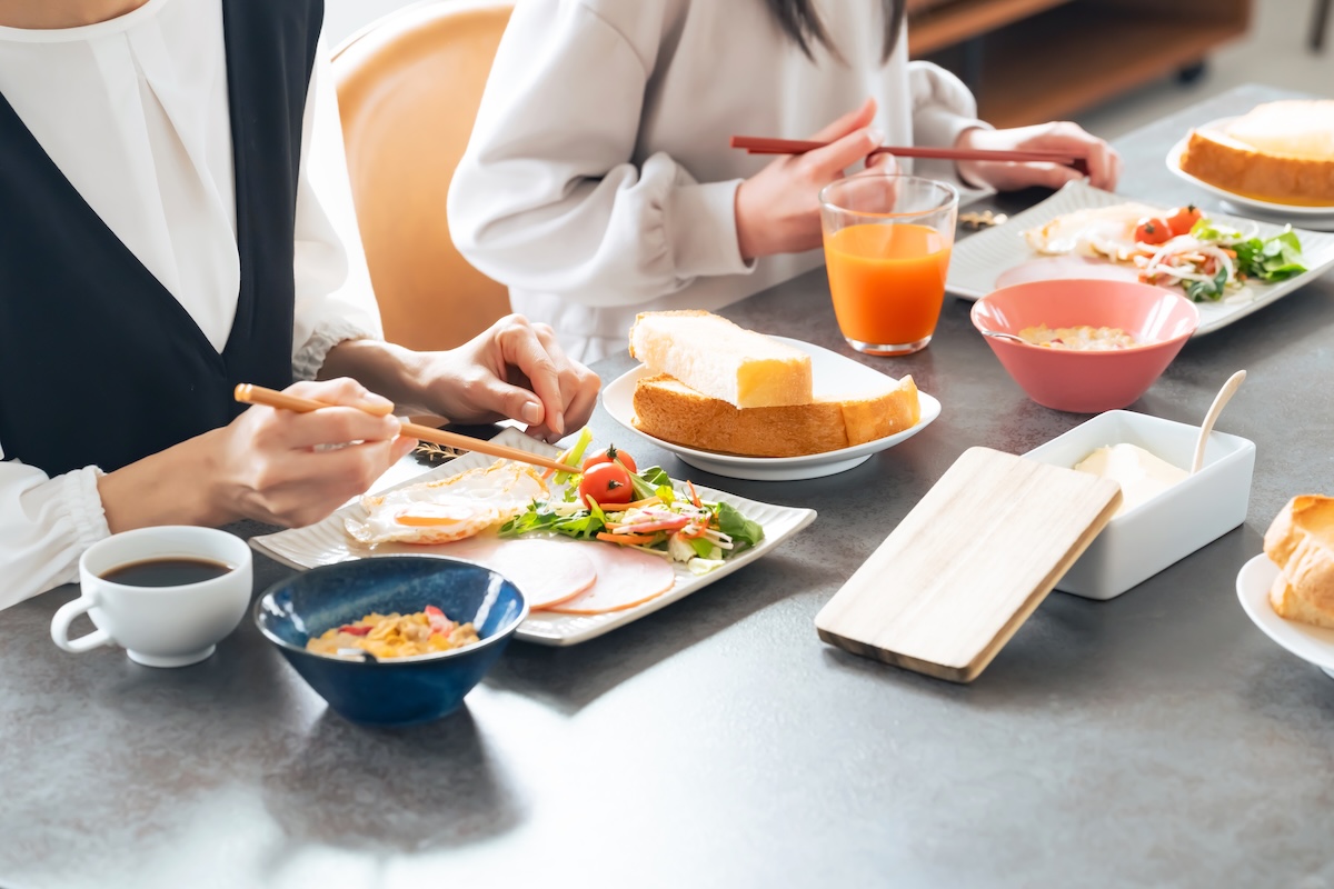 栄養バランスの取れた朝食を囲む人々の様子と持続可能な食生活のイメージ