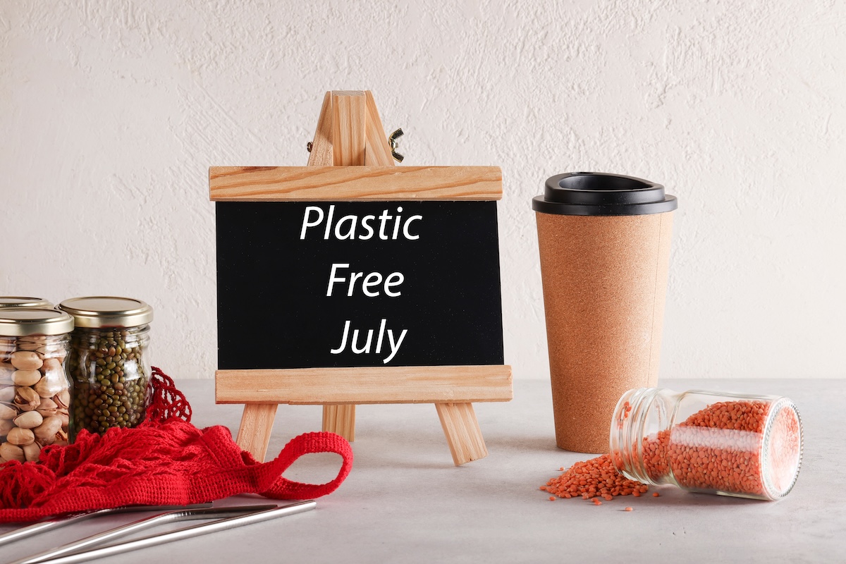 Plastic Free Julyのメッセージと瓶詰め食品や再利用可能なカップ・ストローのエコアイテム