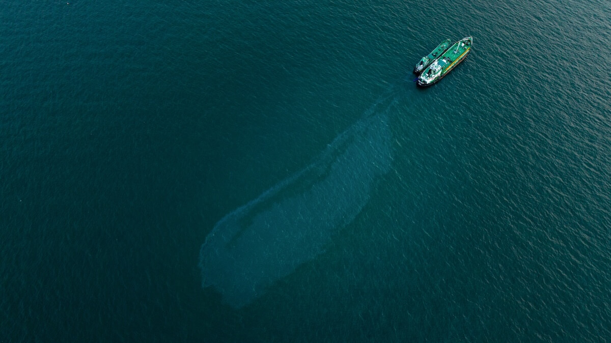 船舶から流出した油が海面に広がる様子を捉えた空撮画像