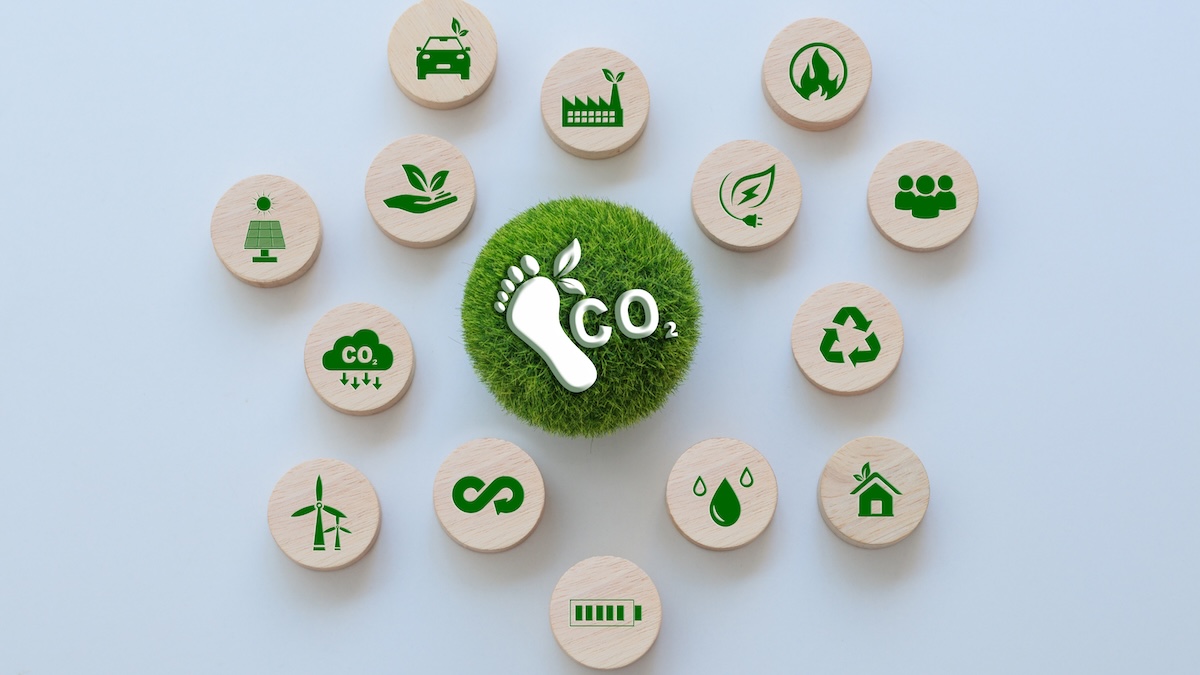 中央にCO₂マークを配置し、再エネやリサイクルなど環境保全アイコンが並ぶサステナブルなイメージ。