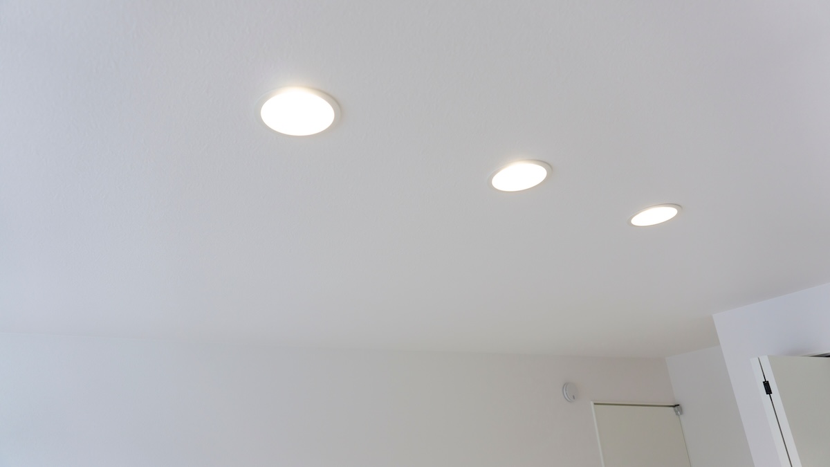 天井に埋め込まれたLEDダウンライト。消費電力が少なく長寿命な照明タイプ。