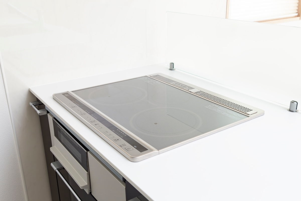清潔感のあるキッチンに設置されたIHクッキングヒーター。省エネと安全性を両立する電気調理器。