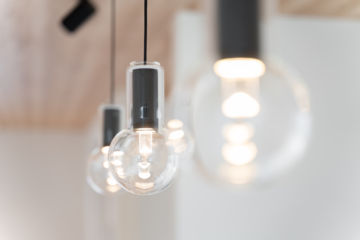 省エネ型のLEDペンダントライト。おしゃれでエコな室内照明のイメージ。