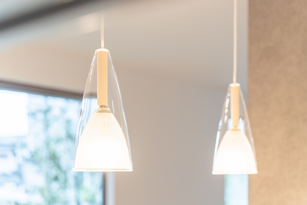 やわらかな光を放つペンダントライト。省エネで落ち着いた雰囲気のインテリア照明。
