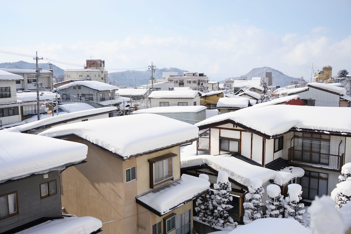 雪に覆われた住宅街の風景。