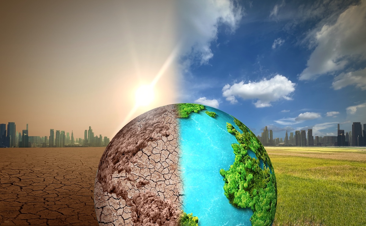 乾燥した大地と緑豊かな自然を対比した地球のイメージ。気候変動や環境問題の深刻さと再生の可能性を表している。