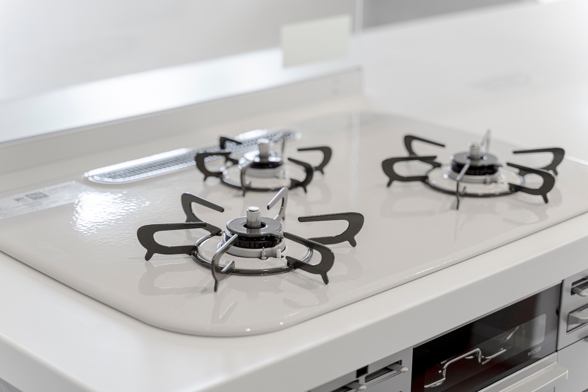 キッチンに設置された三口ガスコンロの天板