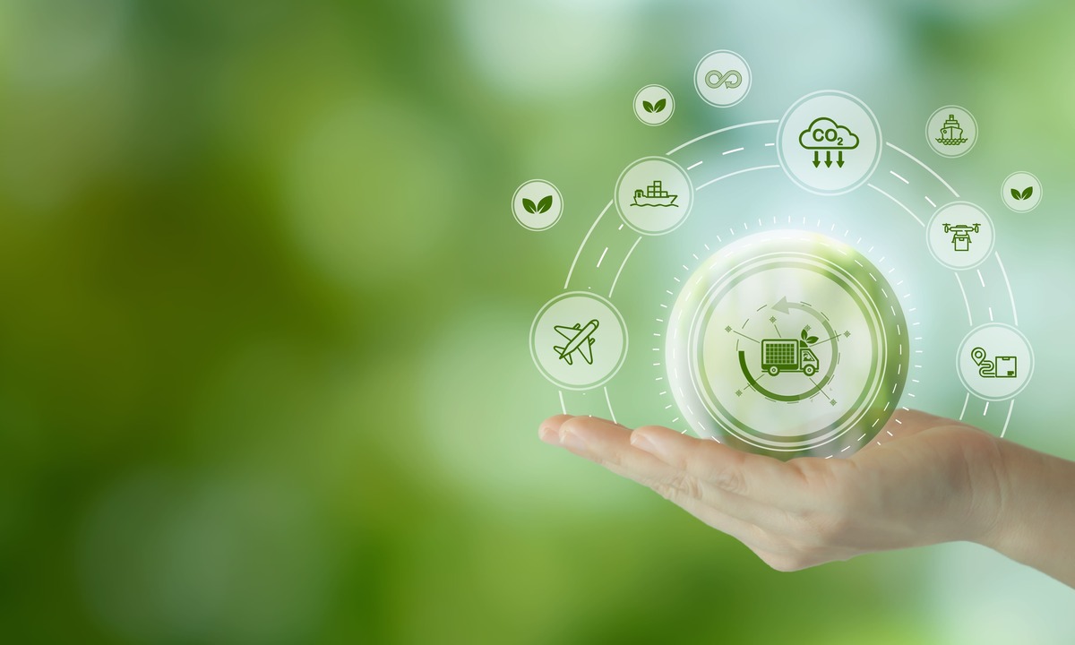 手のひらの上に、トラック・船・飛行機・CO₂削減などのグリーンロジスティクスアイコンが円形に浮かぶ画像。輸送・物流分野における脱炭素化の取り組みを示すイメージ画像。