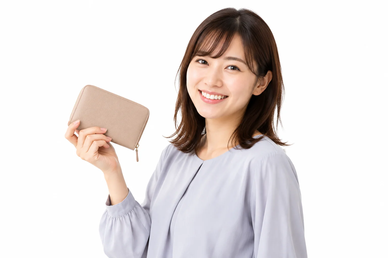 財布を手に笑顔を見せる女性。電気代の節約で家計にゆとりが生まれたことを表すイメージ写真。